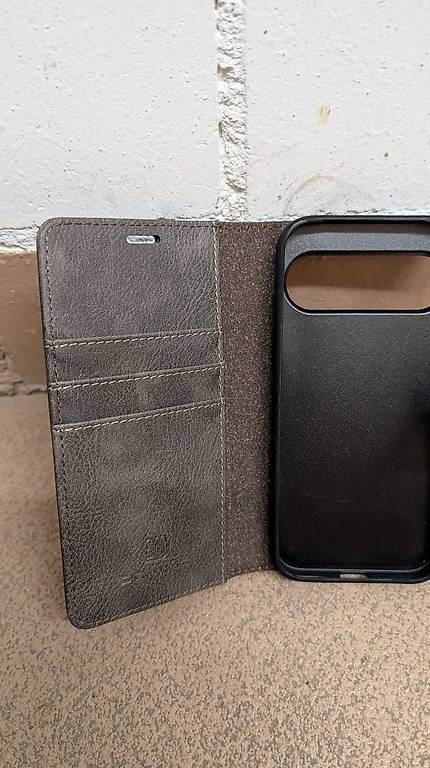 Google Cover & Protezioni schermo: Ledercover pixel 9 pro – Usato da Bäch SZ venduto da RedRat10 1
