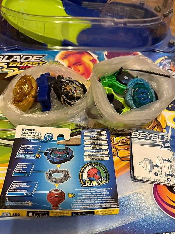 JC Jouet Toupies Beyblade Burst Starter - 6 Toupies + 2 Lanceurs + 1 Poignée émetteur + 1