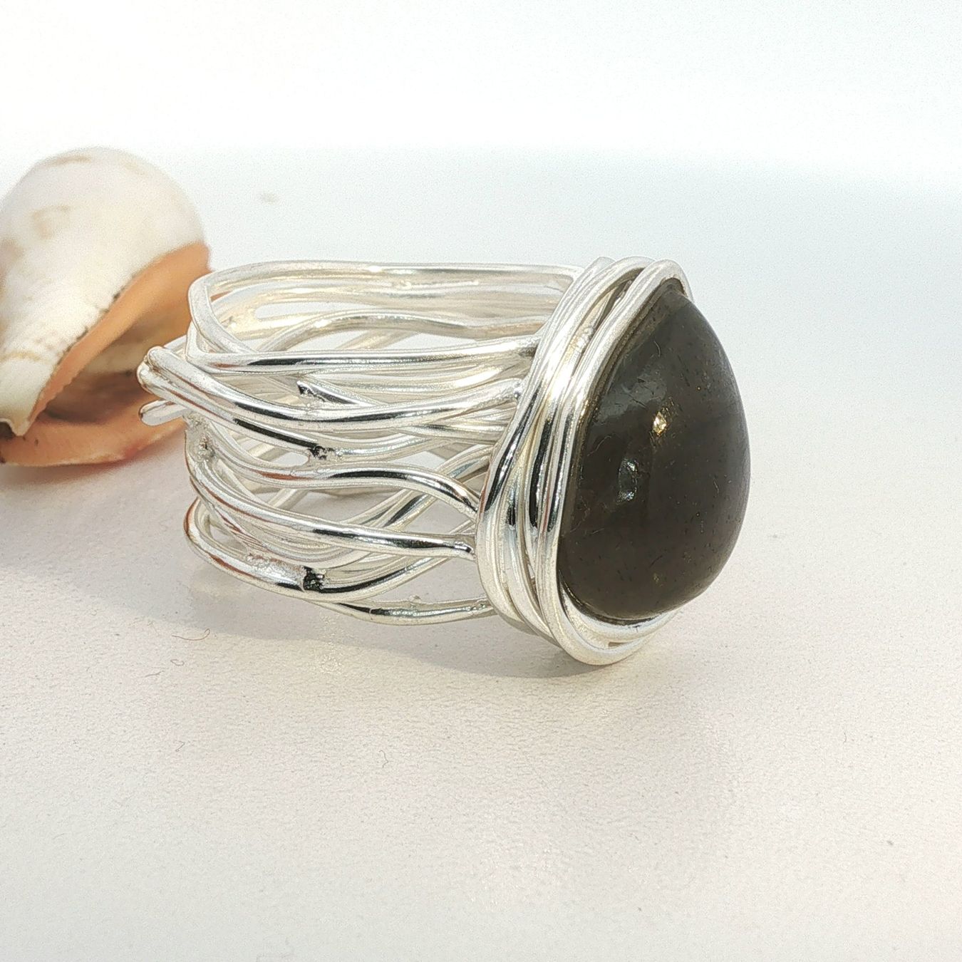 Olga Ribler Anelli: Statement Spaghetti Ring mit Labradorit – Gr 58 – Nuovo (secondo la descrizione) da Luzern venduto da Schmuckoutlet 5