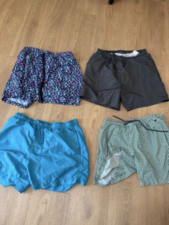 Badehosen Herren 4 Stk. Grösse M guter Zustand