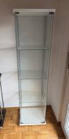 Weisse Glasvitrine