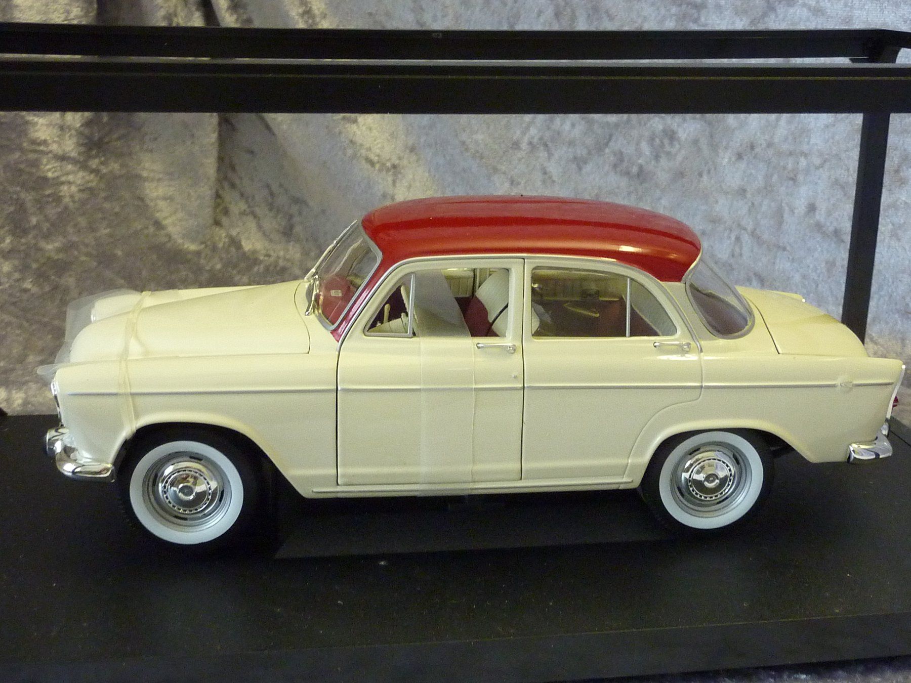 Simca Modellini d'auto: Simca Aronde P60  1:18 – Nuovo e nell'imballaggio originale da Dürrenäsch venduto da modellautos4you 2