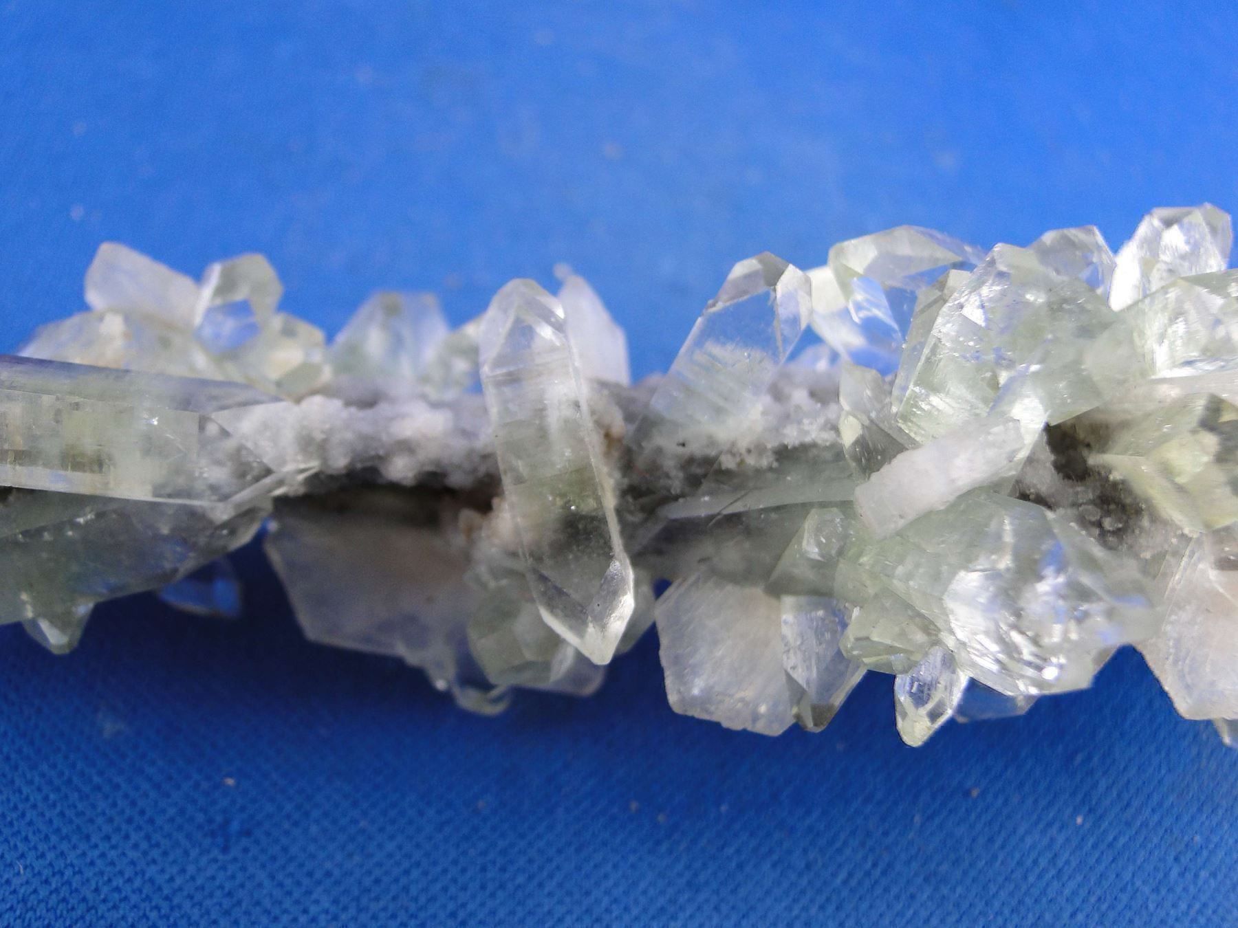 Minerali & Pietre curative: Quarz mit Apophylit und Stilbit – Usato da Schinznach Bad venduto da Demerald 5