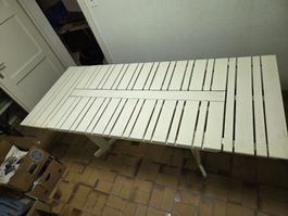 Klapp- und verlängerbarer Gartentisch
