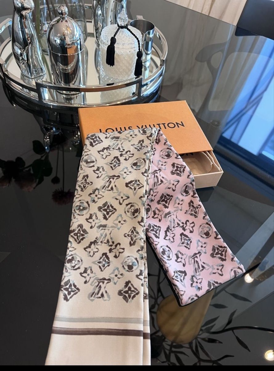 Louis Vuitton Foulard & Sciarpe: Louis Vuitton Silk Scarf – Nuovo e nell'imballaggio originale da Zürich venduto da tiz_jcj7