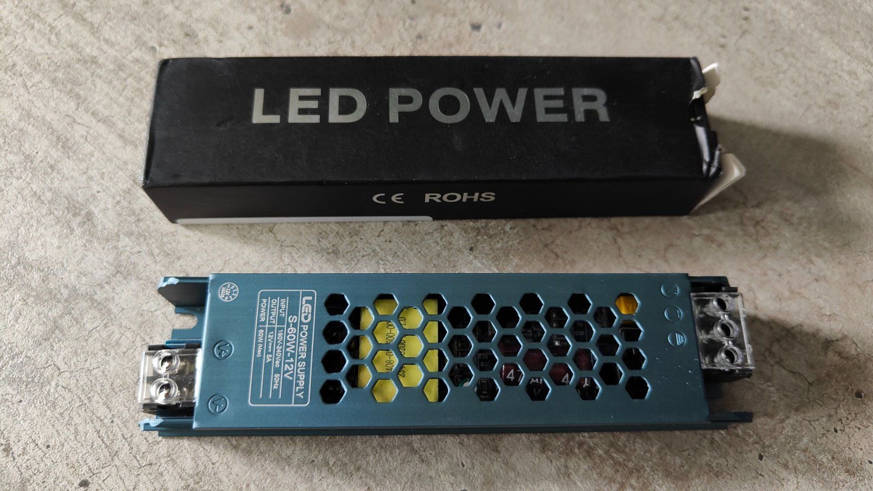 Alimentazione elettrica: Alimentation stabilisé 12V/5A (60W) – Nuovo e nell'imballaggio originale da Corcelles-près-Payerne venduto da FactoryofSound