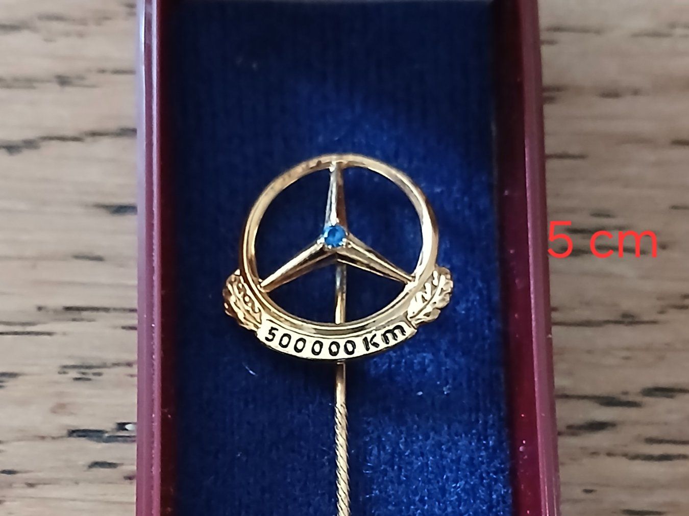 Broschen & Nadeln: Anstecknadel Mercedes 500 000 km – Gebraucht aus Aarburg von Emelie 1