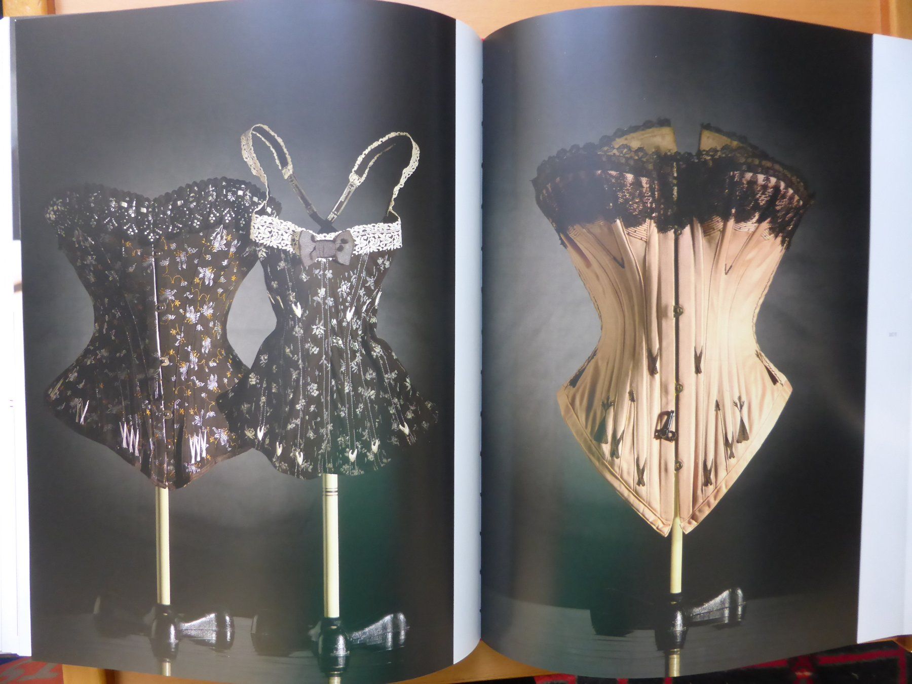 Libri: Textil-Industrie - Secrets - Einblicke ins Reich der Dessous – Nuovo (secondo la descrizione) da Brunnadern venduto da lesezirkel 5