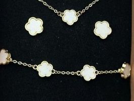 Schmuckset: Halskette, Ohrringe und Armband mit Glücksklee