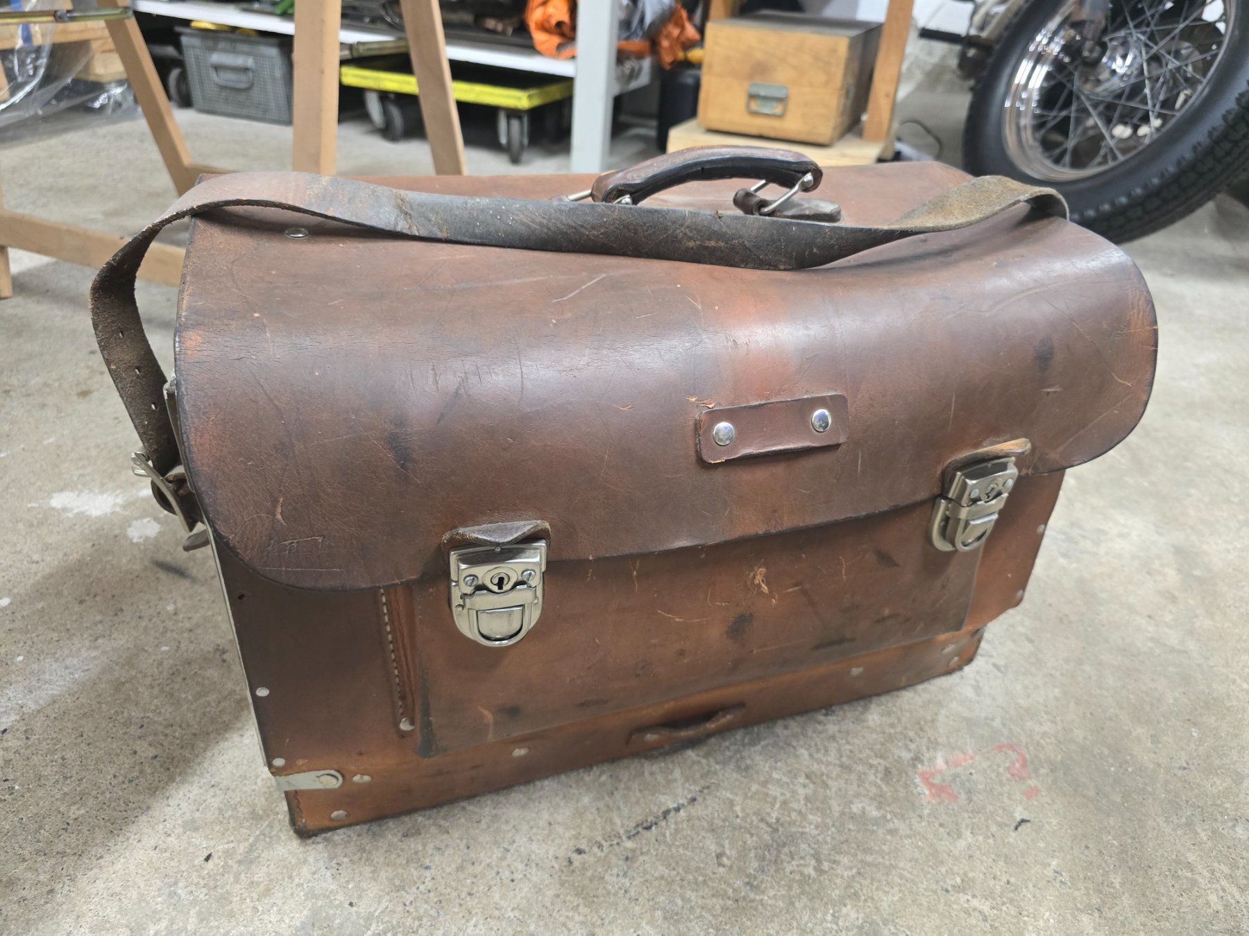 Tous les outils: Alter Leder Montagekoffer – D'occasion à Gutenswil par Karin1111