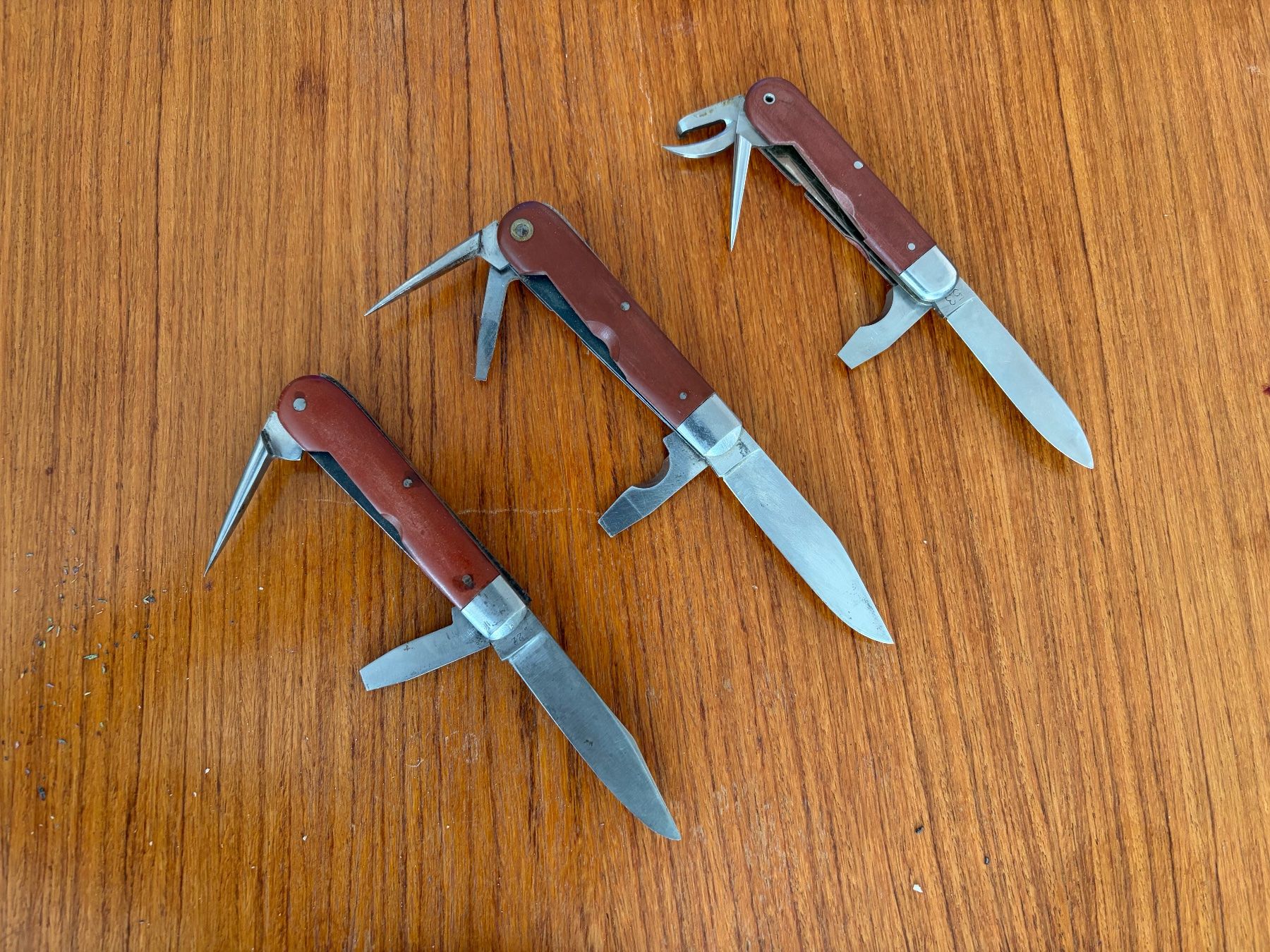 Schweizer Armee Taschenmesser: Lot de Couteaux armée Suisse – Gebraucht aus La Chaux-de-Fonds von fro_g2tl 1