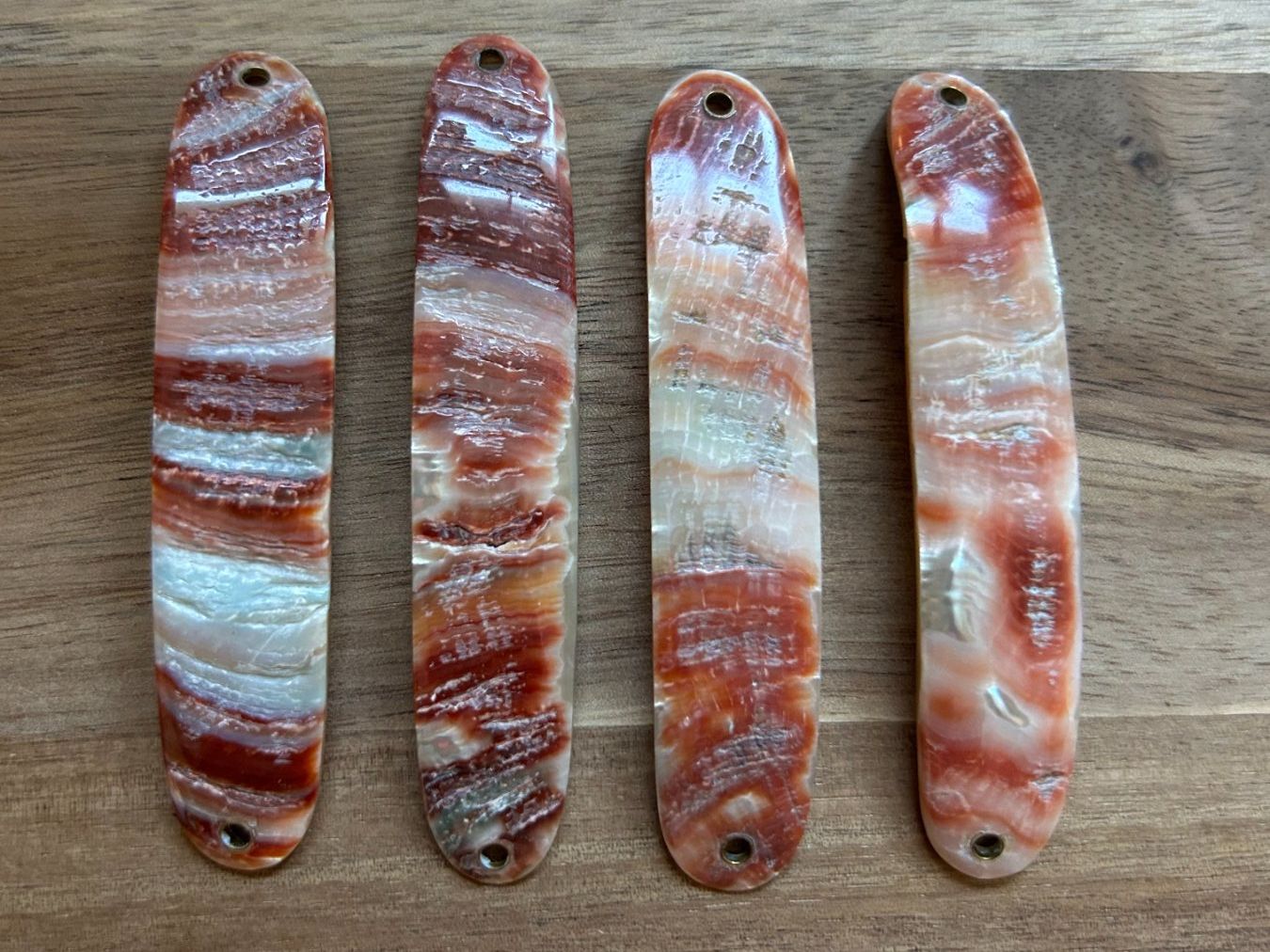 Esche: 4 Perlmuttspangen Rubin ca. 80mm – Difettoso da Giswil venduto da Miiichen
