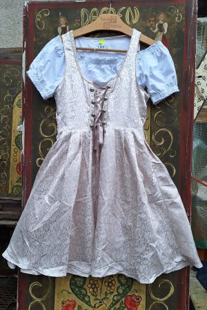 Süsses Dirndl mit Schürze