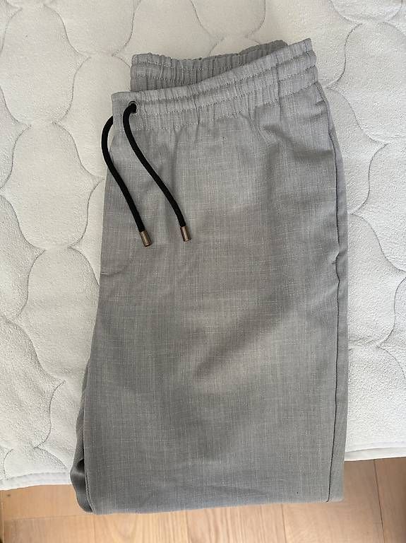 Pantaloni: Zara pantalon gris – Usato da Geneve venduto da tom_d7f8 1
