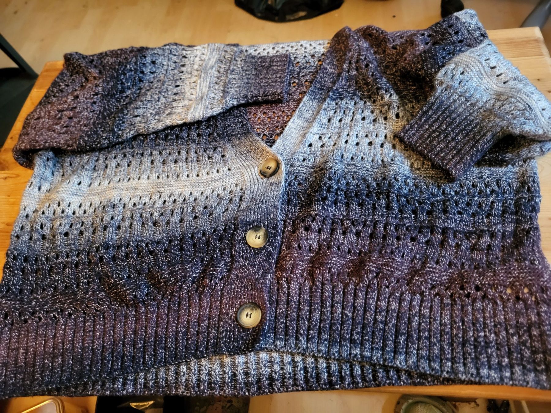 Esprit Giacche: Schöne Strickjacke von Esprit, Grösse L – Usato da Guggisberg venduto da Aegertenlehn