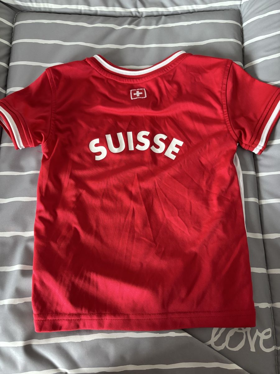 Trainer, Turnhosen & -trikots: Schweizer Trikot, Grösse 104 – Gebraucht aus Schleinikon von Jessica_Lutishi 1
