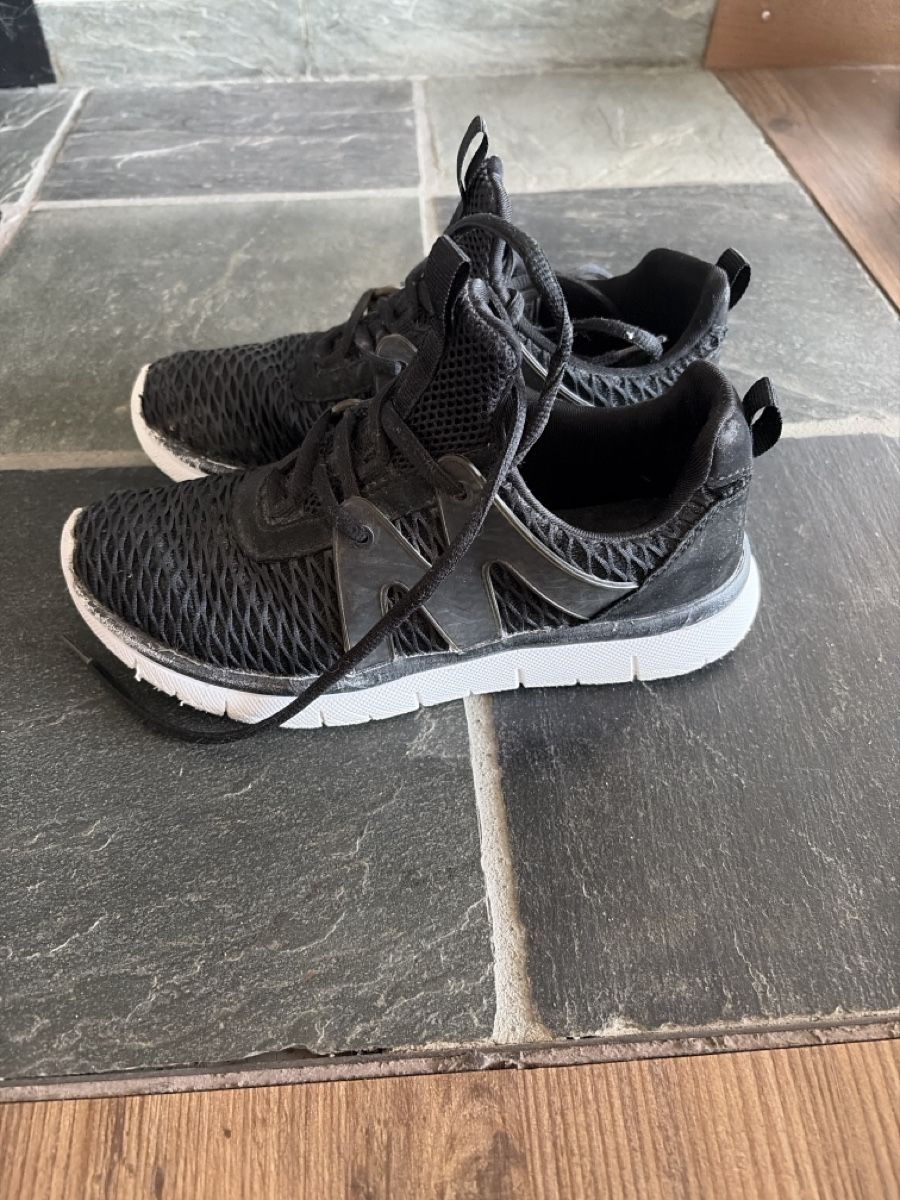 Scarpe per ragazze: Turnschuhe schwarz Grösse 36 gebraucht  – Usato da Opfershofen TG venduto da dan_nxk8 1