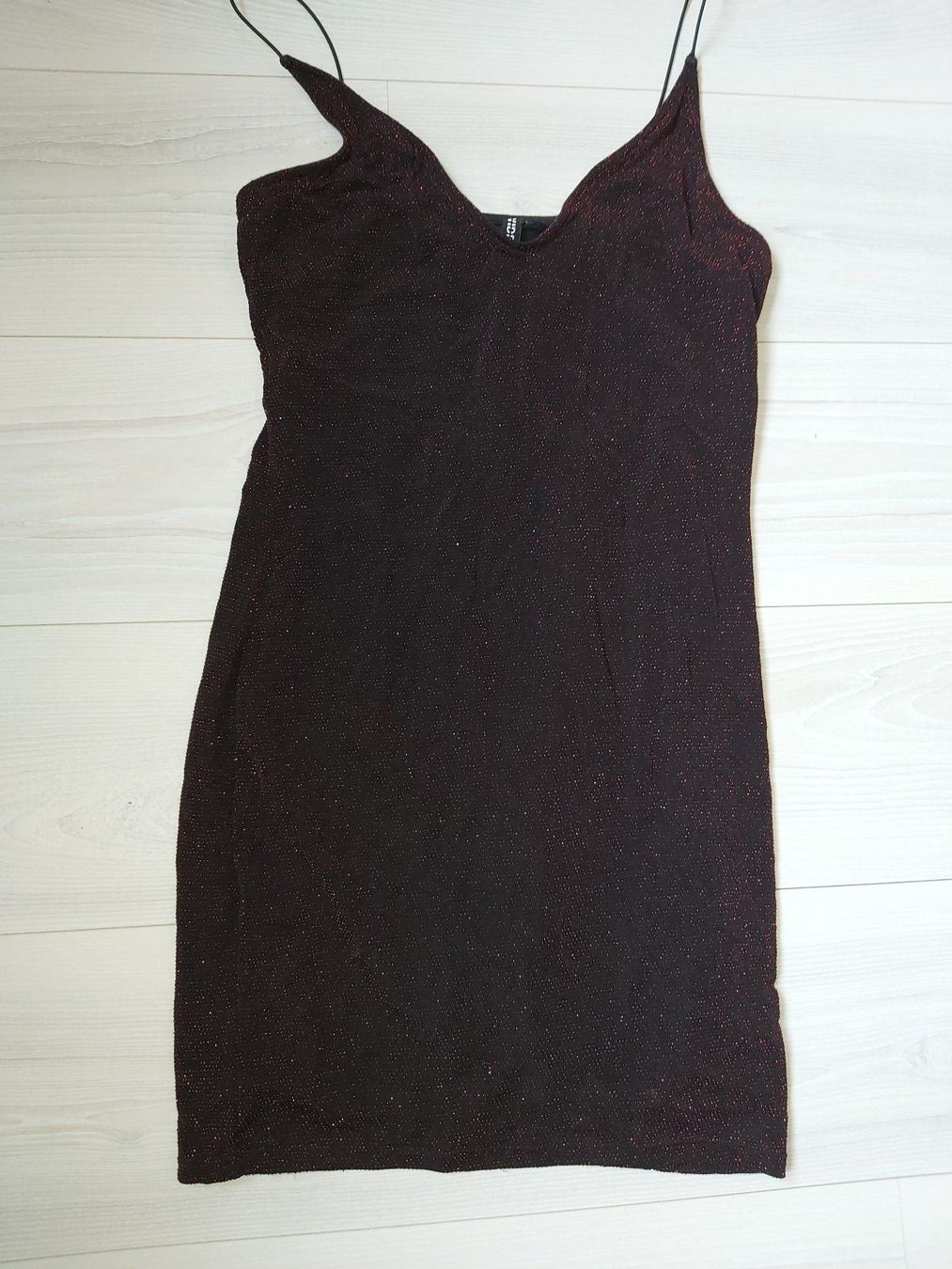 H&M Kleider: Robe Divided noire à paillettes rouges, taille 44 – Gebraucht aus La Rippe von veromaud