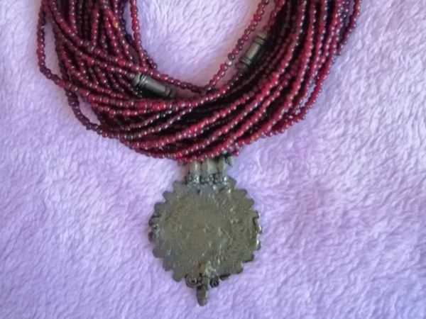 Catenine: collier Césarée Paris, multi rangs, perle verre grenat – Usato da Delémont venduto da marcdel 3