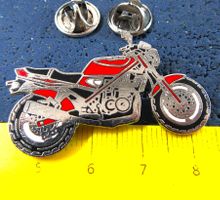 SUZUKI GSF 400 BANDIT MOTORRAD 2NÄGEL-PIN ENAMEL SILBRIG