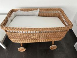 Stubenwagen und Laufgitter (Holz/Korbgeflecht)