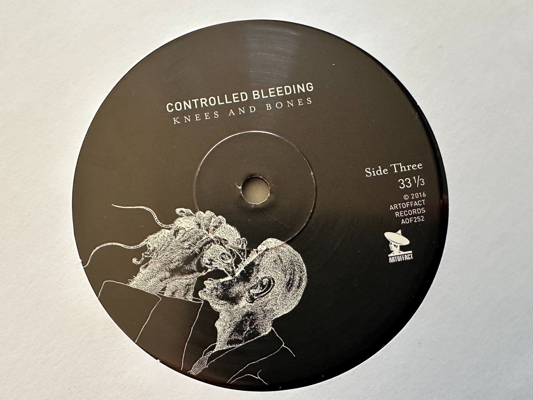 Dischi in vinile: CONTROLLED BLEEDING 2LPS KNEES AND BONES - INDUSTRIAL – Nuovo (secondo la descrizione) da Sion venduto da jaipur1401 4
