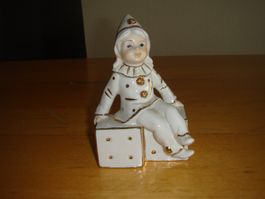 Pierrot sitzend auf Würfel Porzellan Figur