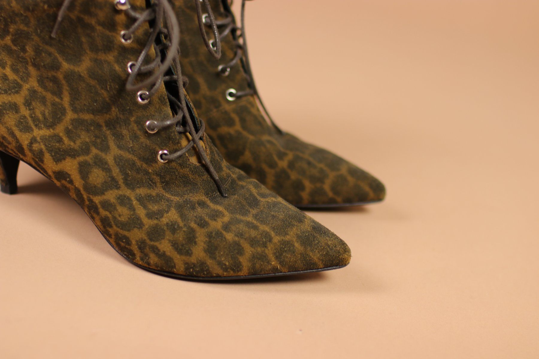 Saint Laurent Scarpe da donna: Saint-Laurent Leopard Leather Lace up Booties - Size 38 – Usato da Hombrechtikon venduto da BAZ-Vintage 1