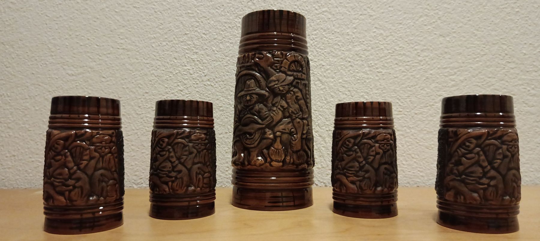 Bicchieri: Rustikale Bierkrüge mit Schnitzereien, 5er Set. – Nuovo (secondo la descrizione) da Trimbach venduto da dar_m5mc