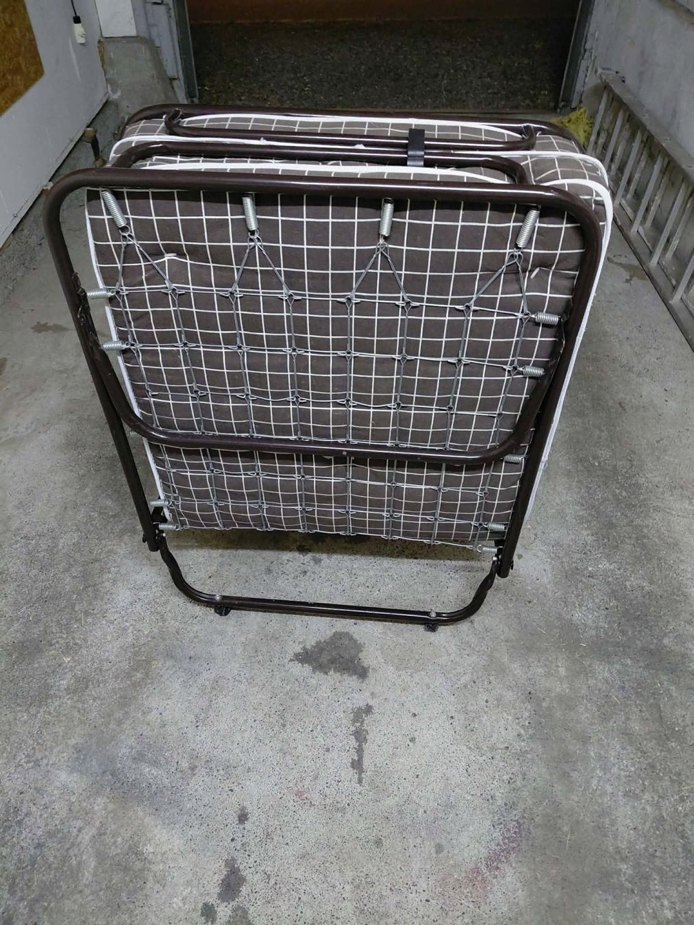 Betten: Klappbett auf Rollen – Gebraucht aus Geuensee von Hugentobler12345