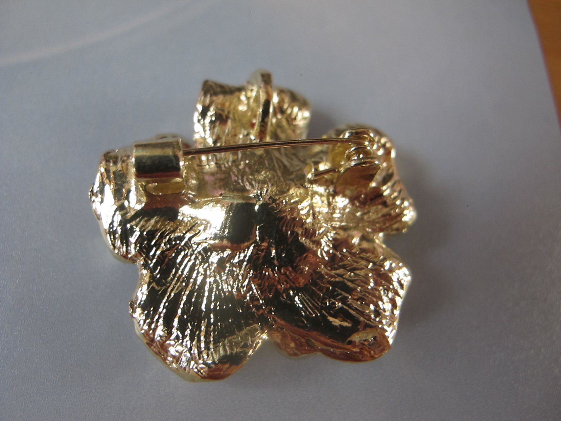 Broches & Aiguilles: Blumenbrosche mit Perle & Strass-Steinen, Goldfarben – Neuf (Voir description) à Löhningen par Chimae67 4