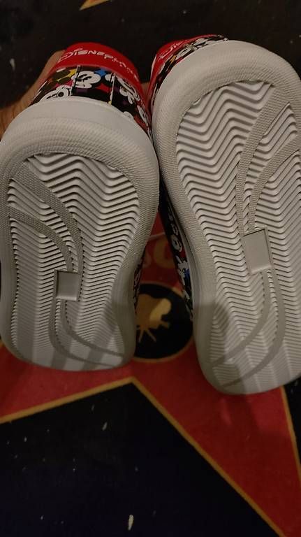 Scarpe da uomo: Neuves baskets Mickey Mouse Disneyland Paris – Nuovo (secondo la descrizione) da Bussigny venduto da RicardoShop 1