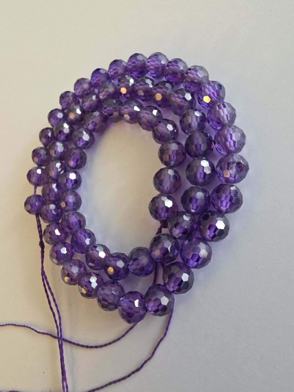 Minerali & Pietre curative: Zirkon Violett facettiert 6mm. Strang – Nuovo e nell'imballaggio originale da Menziken venduto da Mirager 1