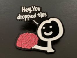 Lustiger Pin   Hey you dropped this