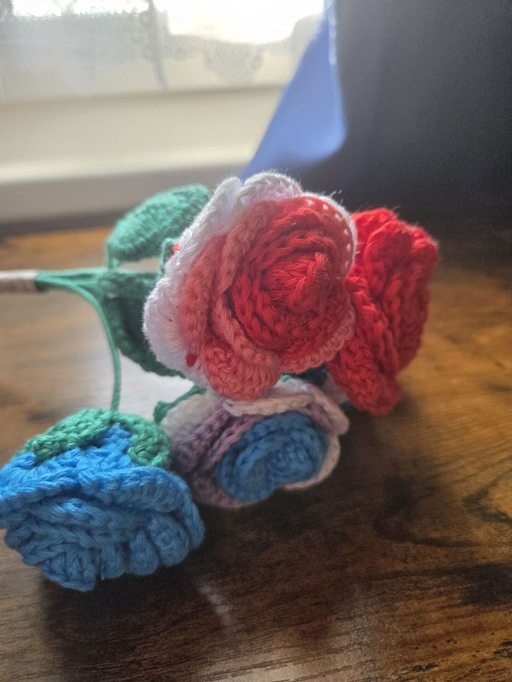 Tutte le decorazioni: Hand-knitted Rose Bouquet Multicoloured – Usato da Winterthur venduto da Maricels_Boutique 3