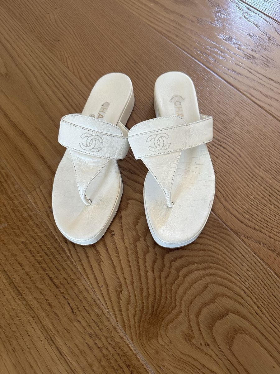 Chanel Chaussures femmes: Vintage Chanel White Leather Thong Sandals – D'occasion à Männedorf par primavera22