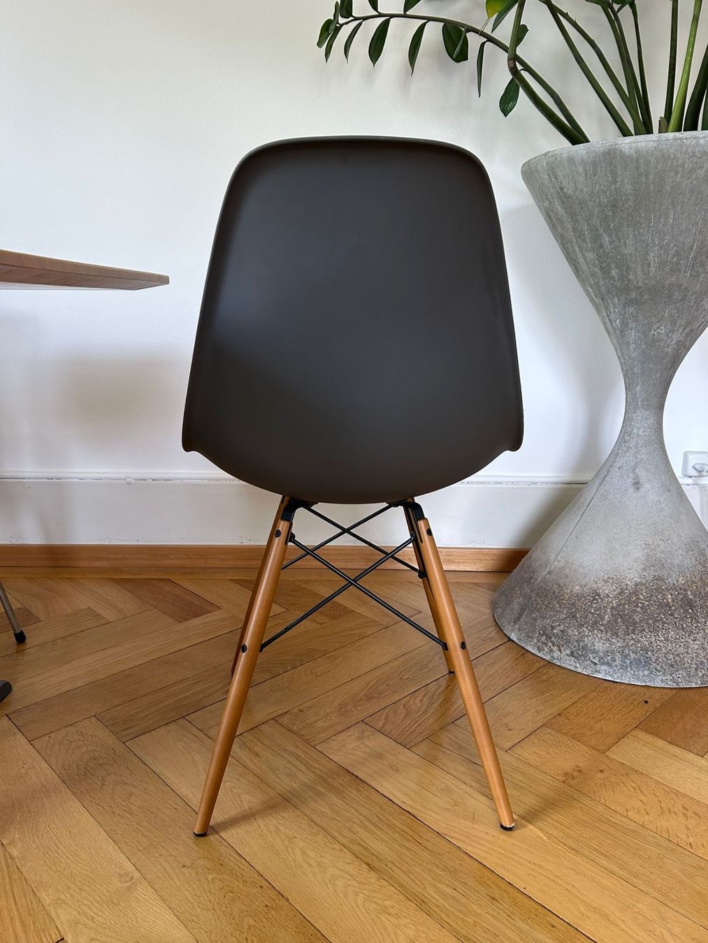 Vitra Sedie: Eames Plastic Side Chair DSR - Vitra, Basalt – Usato da Bern venduto da mo04 2