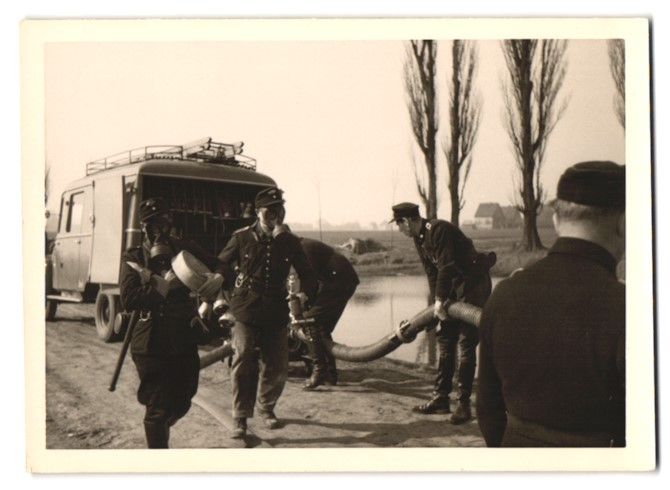 Fotografie &  Plakate: 15 Bemerode, Feuerwehr mit Einsatzfahrze – Gebraucht aus Berlin von bartko-reher