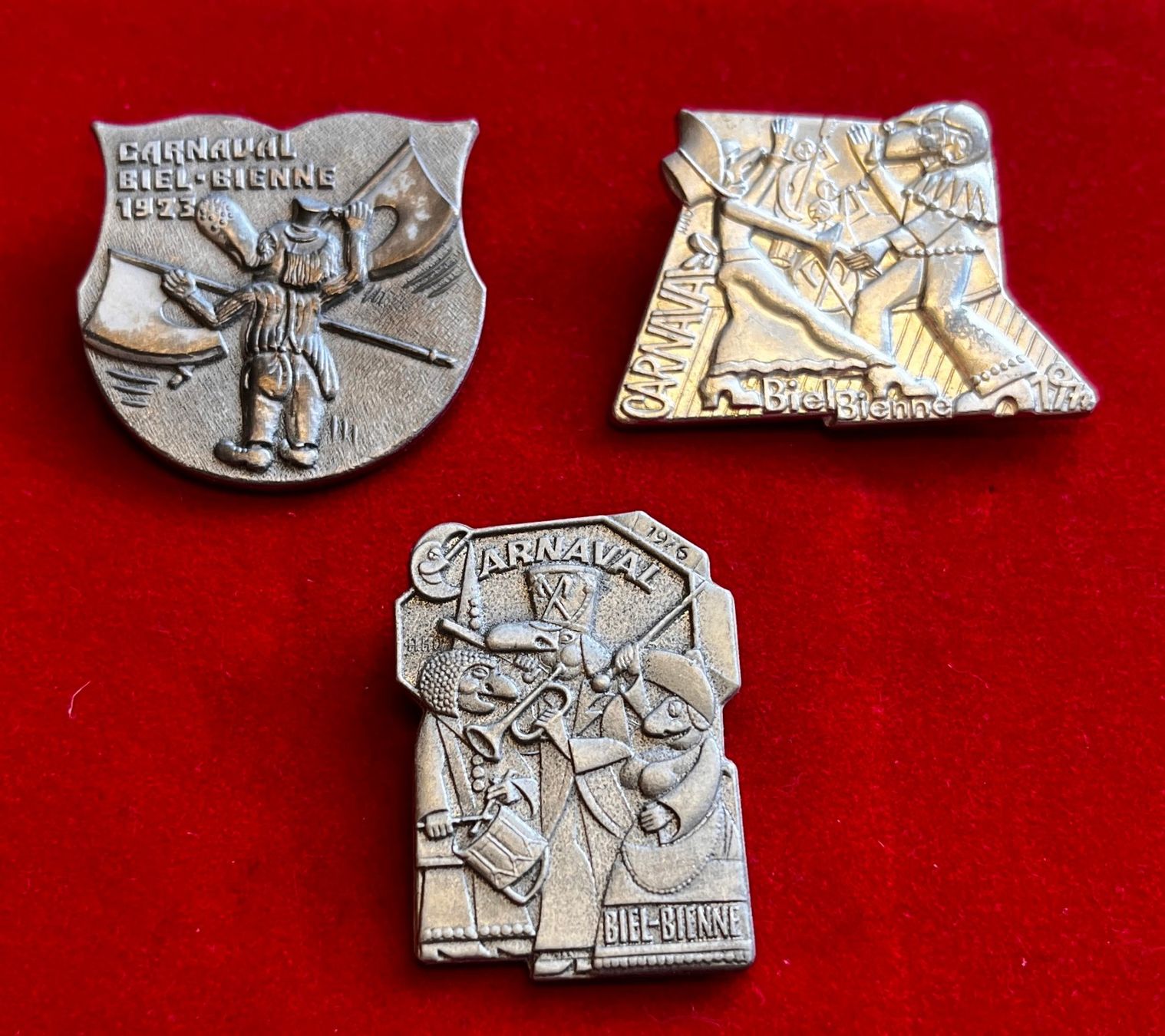 Placchette & Badge: Fasnachtsplaketten Carnaval Biel-Bienne  – Usato da Obernau venduto da Wgnom