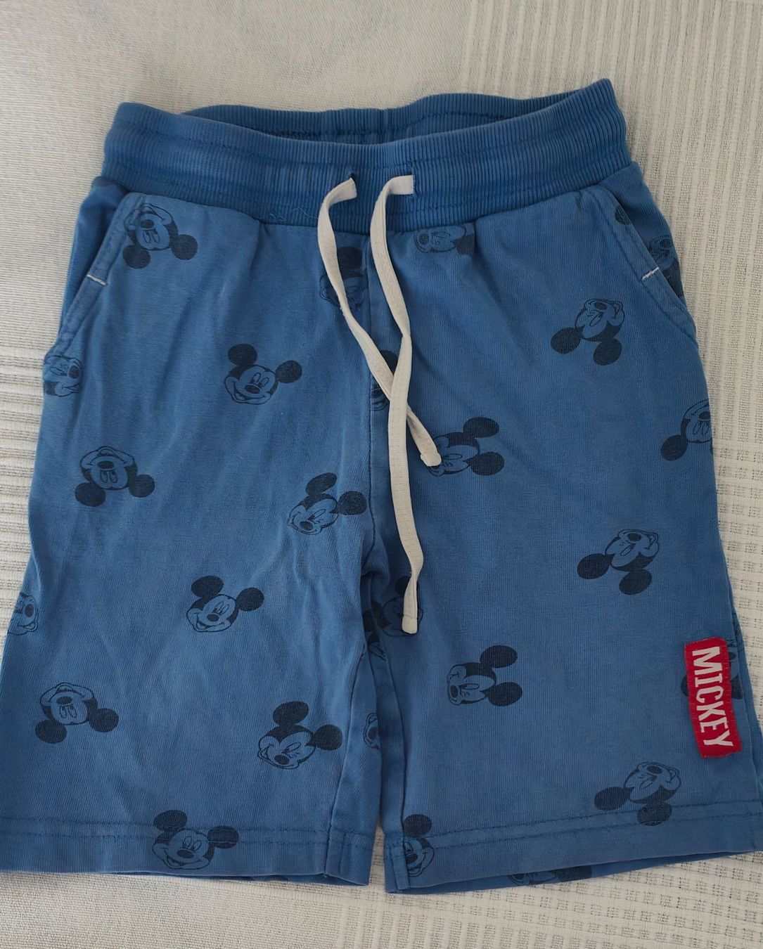 Pantaloni: Coole Mickey Mouse Shorts, Grösse 92/98 – Usato da Root venduto da GregorO