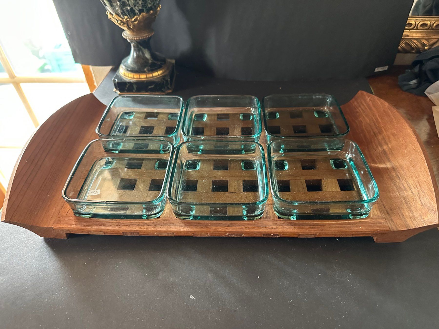 Piatti di portata: Dänisches Design-Holztablett mit Glasschalen – Usato da Saas im Prättigau venduto da Greenside