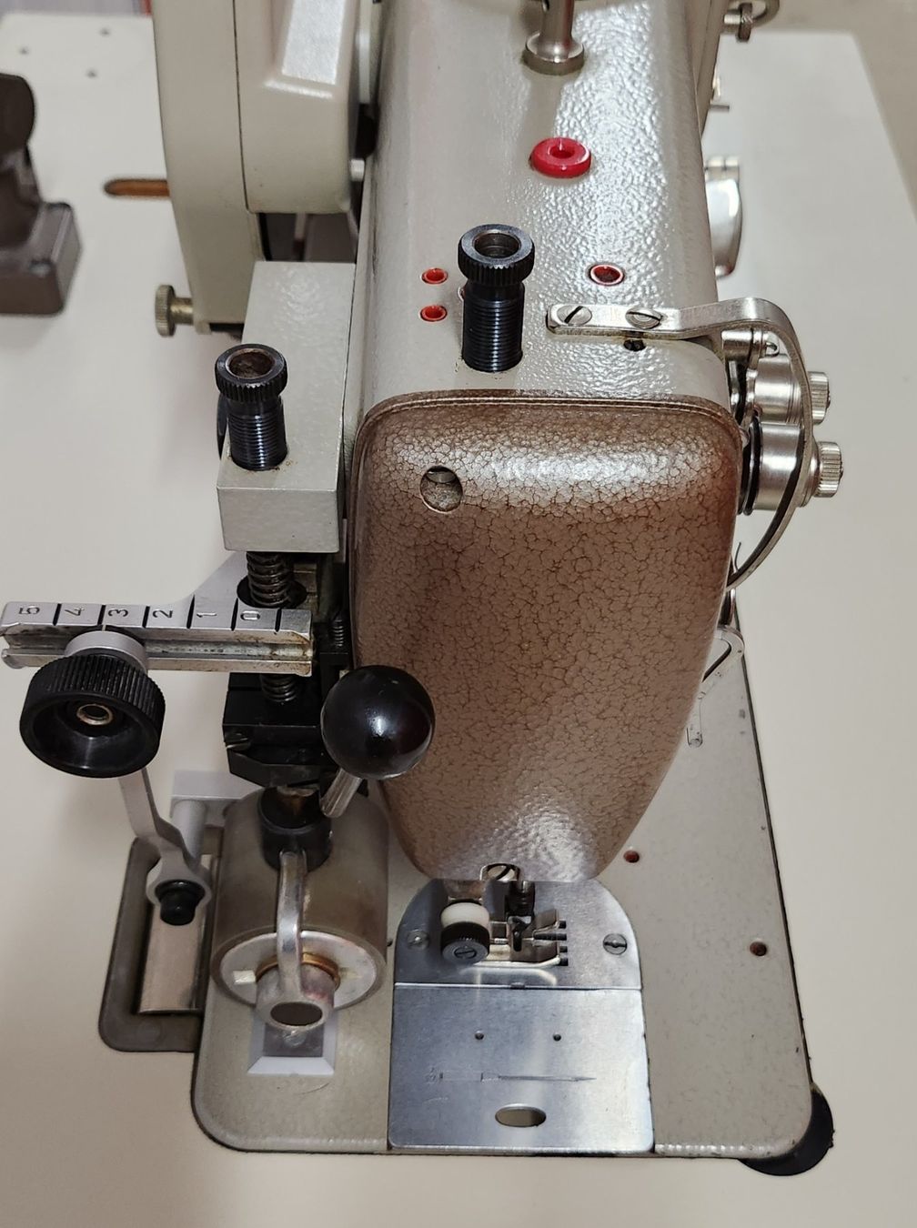 Bernina Nähmaschinen: Industrienähmaschine Bernina 217 – Gebraucht aus Rheinfelden von  7