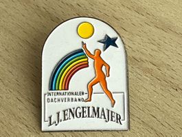 Pin L.J. Engelmajer Internationaler Dachverband