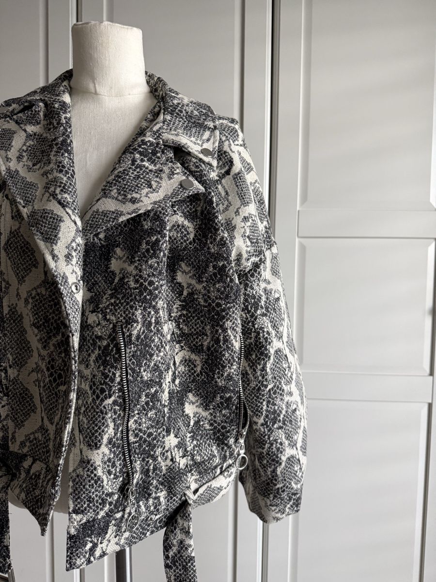 Giacche: Zara Basic Jacke Schlangenmuster schwarz weiss Grösse S – Nuovo (secondo la descrizione) da Schlieren venduto da hye_jv95 1