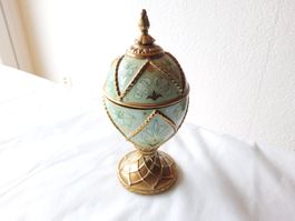 Joli oeuf-boîte à musique en porcelaine "House of Fabergé"
