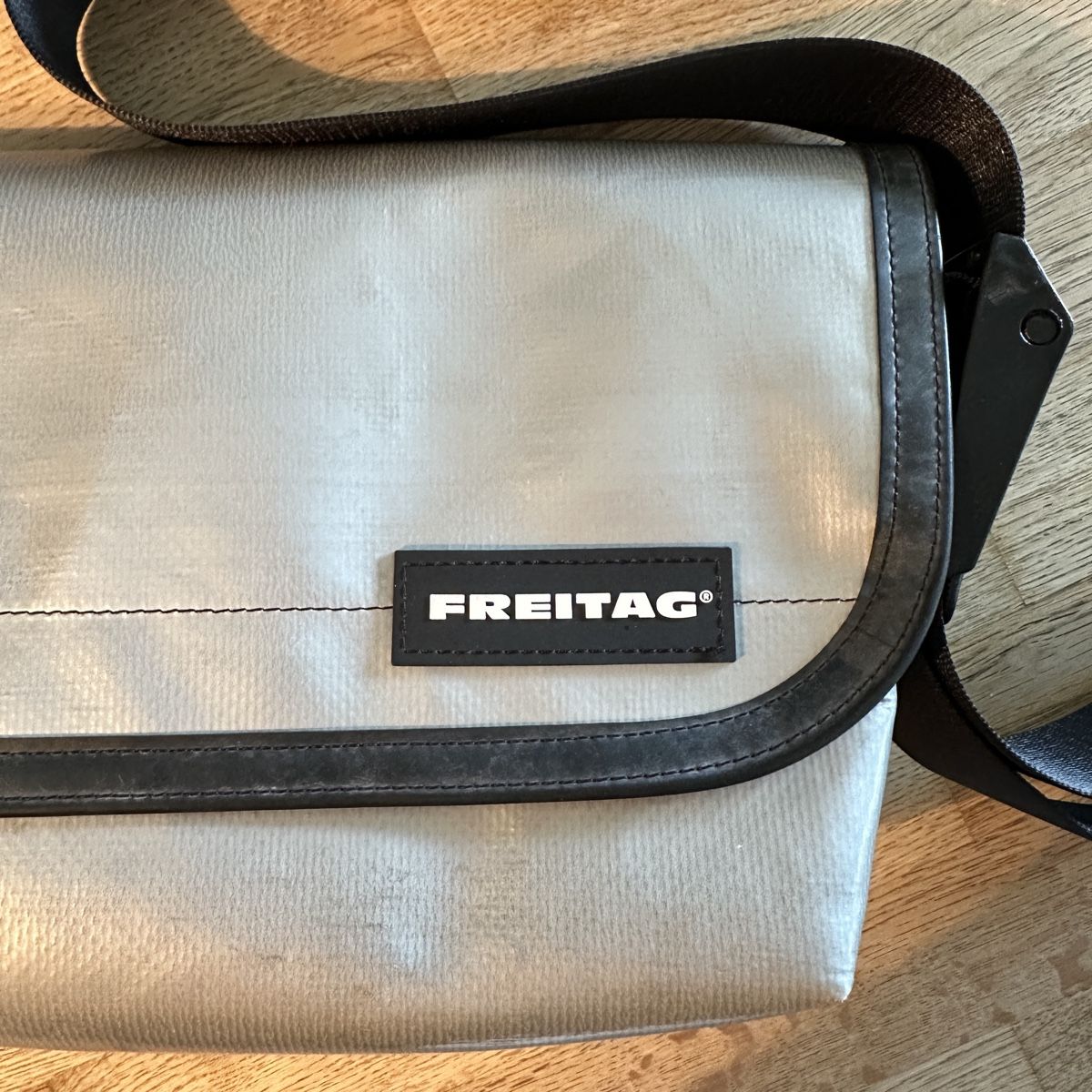 Freitag Sacs: Freitag Hawaii Umhängetasche, silber – Neuf (Voir description) à Gelterkinden par basilbaet. 3