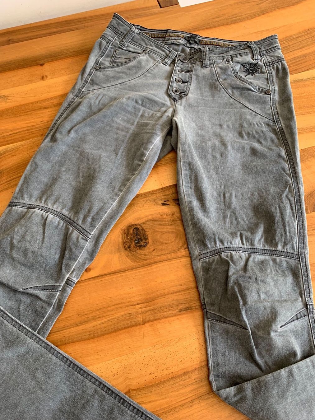 Nile Jeans: NILE lässige graue Jeans Grösse XS – Gebraucht aus Meiringen von Sheyene 1