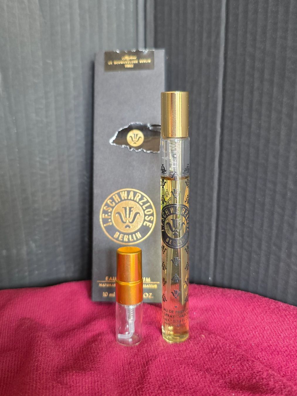 Profumi & Eau de Toilette: Finale J.F. Schwarzlose, 1ml Probe/Tester – Nuovo (secondo la descrizione) da Winterthur venduto da Bratwurstbrater