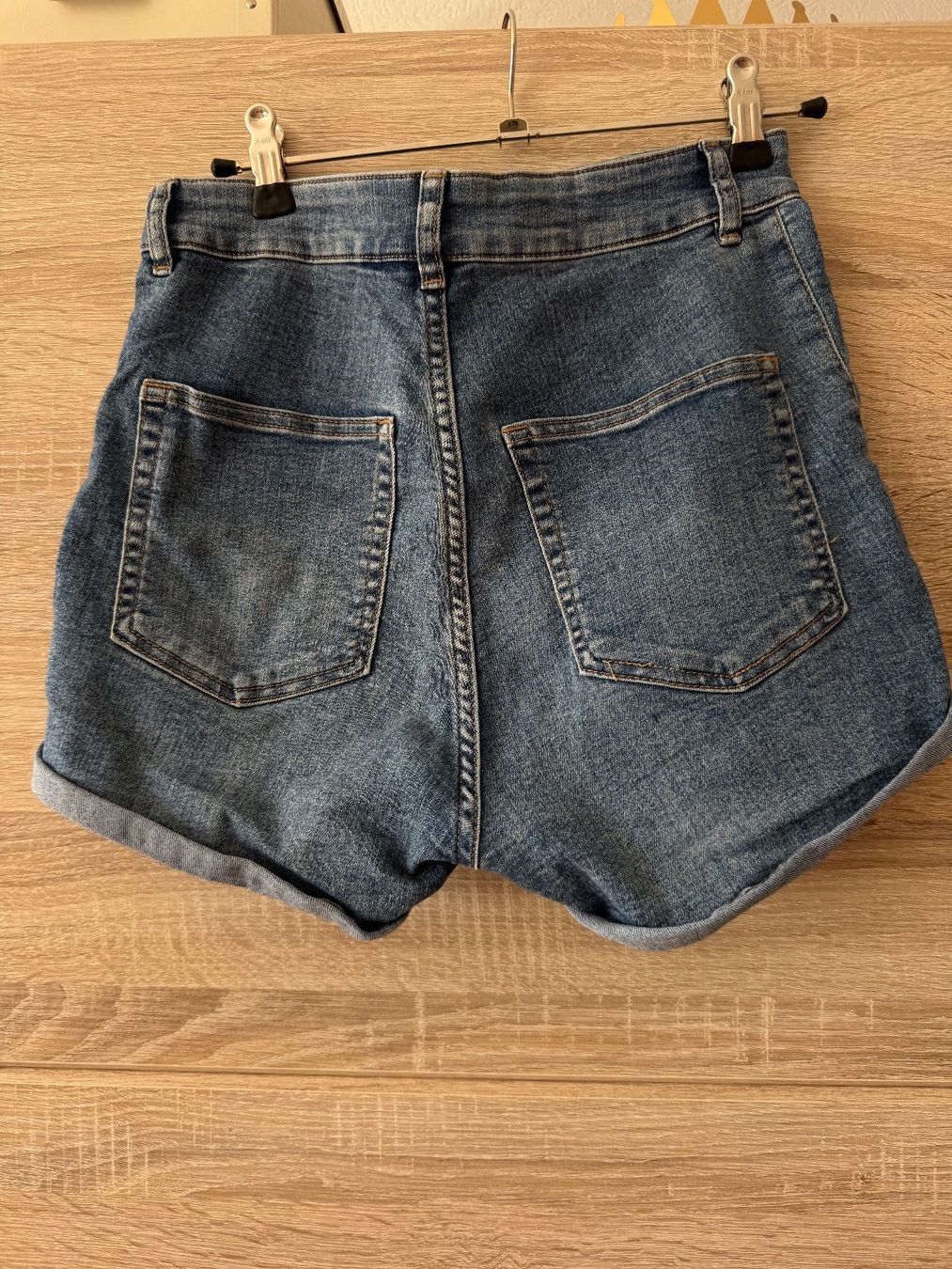 H&M Pantaloni: Short slim taille haute – Usato da Montreux venduto da Izapechee 1