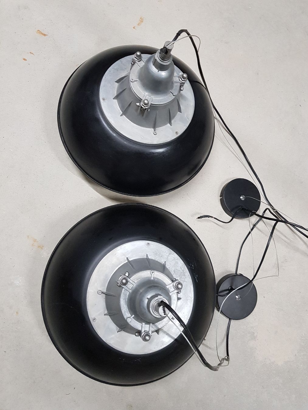 Lampenschirme: Hängelampe schwarz/weiss, Industrie Design – Gebraucht aus Lyss von 3250er